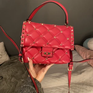 Valentino liknande väska  - En super fin väska som liknar valentinos, köpt från sellpy men själv bara använt den 2 gånger. Defekter vid "lädret" vid locket. Bandet går att ta av och på❤️