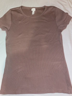 Tröja från H&M, storlek M - Lila tröja, bra skick, använd få gånger, ganska tight i modellen