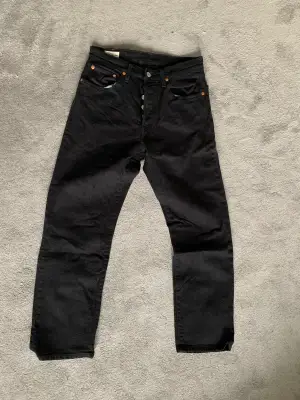 Säljer mina svarta jeans från Levi’s. Sparsamt använda och i bra begagnat skick. Säljer då jag aldrig använder dem.