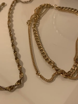 Halsband - 10kr st Superfint skick, köp pp Bikbok & Gina Tricot