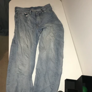 h&m loose fit jeans 30/32 - Jeans i rimligt bra skick helst kontanter men kan möjligtvis fixa med swish