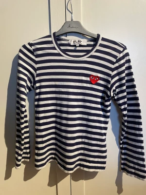 CDG play tröja - CDG play tröja i blå och vit. Väldigt fint skick, inga hål eller fläckar. Storlek xs men lite liten i storleken.