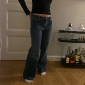 Levis Jeans  - Lådmidjade levis jeans.  Midjemått: 80cm Ytterbenslängd: 95cm Modell: Low bootcut 454