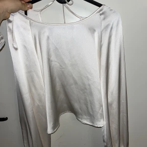 Jättefin vit blus i storlek L  - Superfin blus i storlek large, endast använd ett fåtal gånger. Kan mötas upp vid södra station