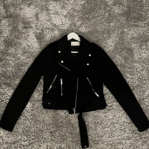 Mockajacka Nelly - Säljer nu min snygga mocka jacka från Nelly. Använd fåtal gånger. Storlek 38, passar S bra💗 