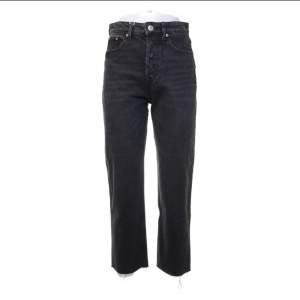 Snygga jeans från Zara, straight passform i färgen mörkgrå/svart. Storlek 36 EUR. Mycket fint skick.