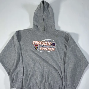 Grå hoodie - Grå Boise State Football hoodie Skick: 5/10 ✅ Finns två fläckar, en på trycket och en nedanför