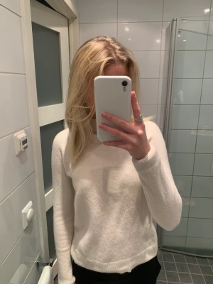 Stickad tröja  - Säljer denna stickade tröja med polo krage från Massimo Dutti, den är super skön nu till vintern. Tryck INTE på KÖP DIREKT.💗