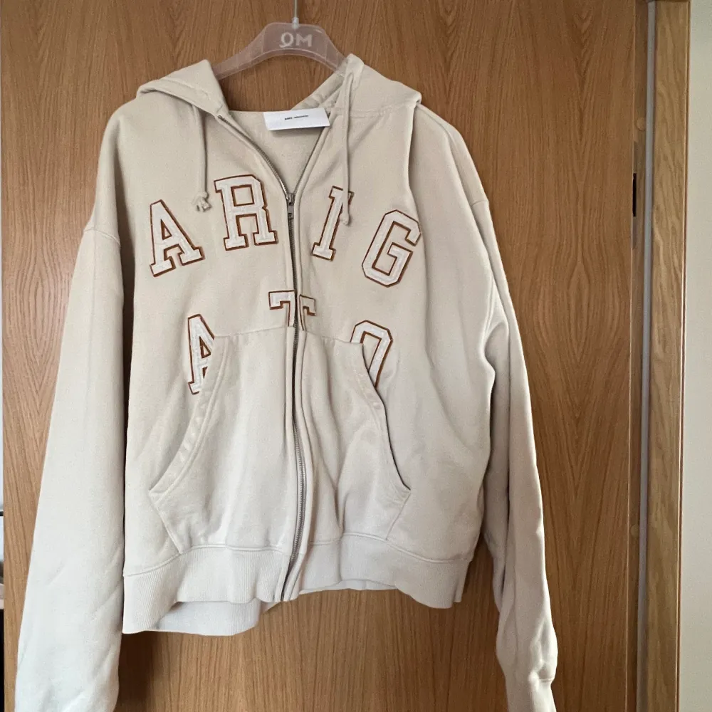 Beige Axel Arigato Legend Zip Hoodie i Pale beige, storlek L, i bra skick. Hoodies.