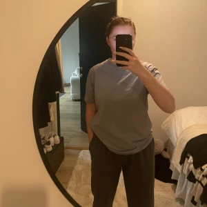 T-shirt st M - Köparen står för frakten 