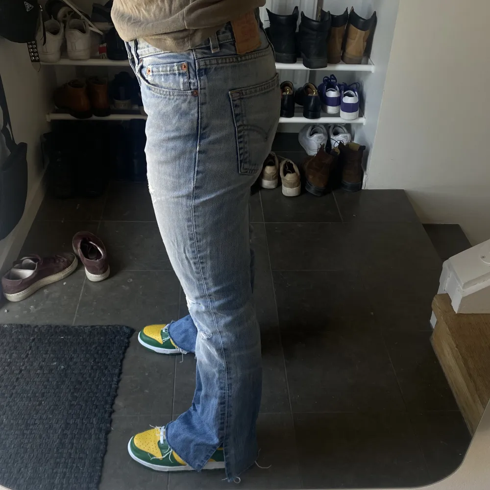 Super snygga vintage Levis jeans som är klippta och passar mig som 165, passar någon som är lite längre också. Vet inte storleken men jag brukar ha S eller 26-27 i jeans och dom sitter perfekt oversized på mig😊. Jeans & Byxor.