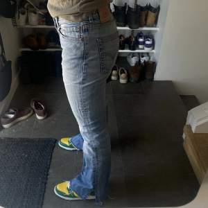 Super snygga vintage Levis jeans som är klippta och passar mig som 165, passar någon som är lite längre också. Vet inte storleken men jag brukar ha S eller 26-27 i jeans och dom sitter perfekt oversized på mig😊