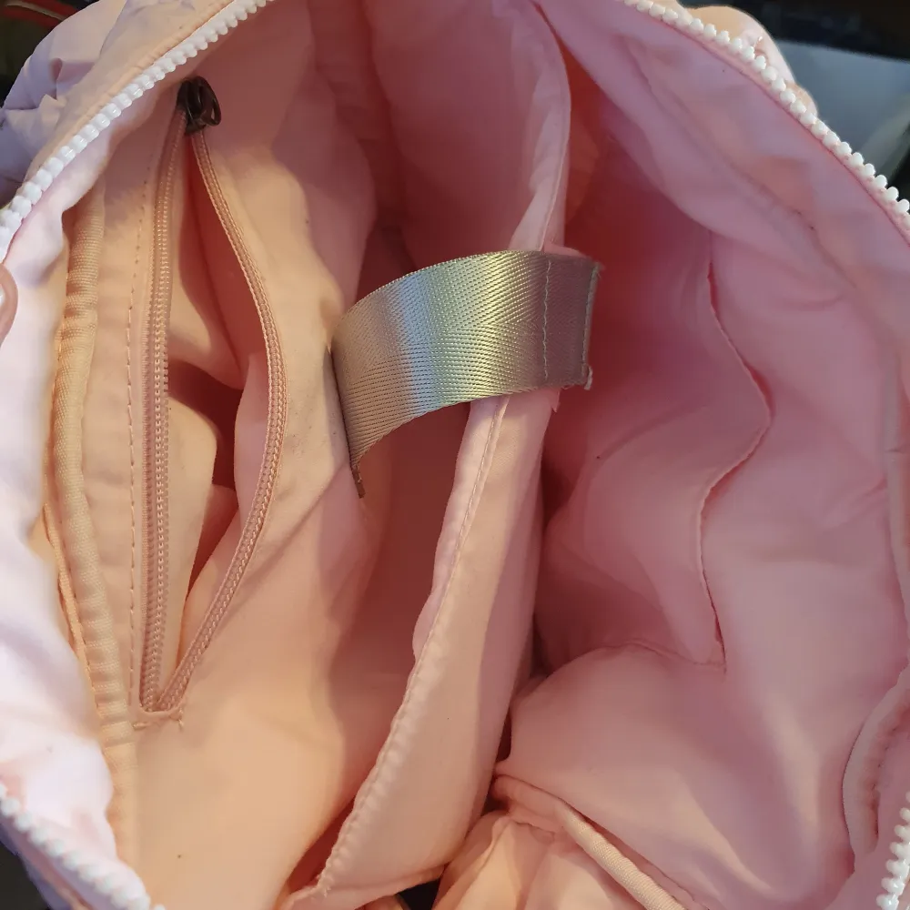 En rosa mjuk väska perfekt till att ha dator, anteckningsbok och andra böcker i. . Väskor.