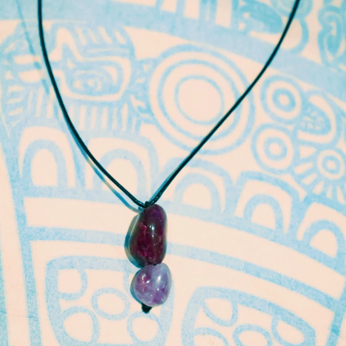 Halsband med lila stenar - 90