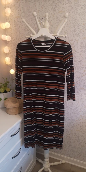 Klänning  - Figurnära klänning från Cubus. Trekvarts arm.  Storlek M.