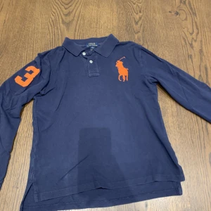 Långärmad tröja från Ralph Lauren  - Jättefin långärmad pike från Ralph Lauren. I väldigt bra skick. Köpare står för frakt 