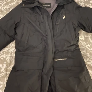 Peak Performance vinterjacka - Peak Performance vinterjacka som jag knappt har använt för att den är för liten på mig för 300kr! Den är i superbra kvalite och ser ny ut. Skriv till mig för ytterligare info💕