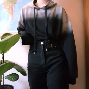 Gradient Hoodie - Grå och svart, croppad hoodie från Madlady. Skön och mysig!