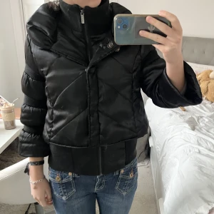 Jacka!! - Säljer denna så fina och unika jacka från märket Morgan!! Det är som två jackor som sitter ihop vilket gör den varm under vintern❤️‍🔥