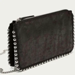 Zara väska  - Säljer denna oanvända zara väska, skriv för egna bilder💕