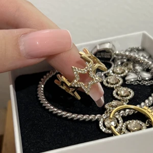 RING m STJÄRNOR - Superfin ring inköpt på Shein! Inte rostfri men har inte blivit missfärgad som syns på bilden!💕 JUSTERBAR❤️ unik & gullig ring⭐️går att köpa billigare på Shein men är väldigt mkt mer ohållbart!💕