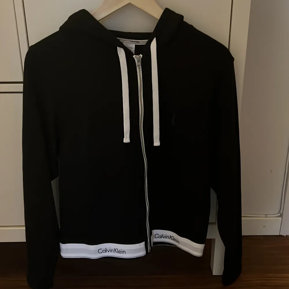 Calvin Klein sleepwear zip hoodie Aldrig använd Stl M Pris lappen kvar köpt för 799kr. Tröjor & Koftor.