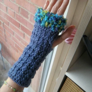 Vristvärmare - Hand - vrist - värmare. Fingerlösa vantar, vad man nu vill kalla det. Virkade hemgjorda. Perfekt julklapp eller till dig själv ❄️☃️