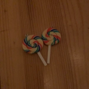 Örhängen klubbor  - Nästan oanvända örhängen bra skick 