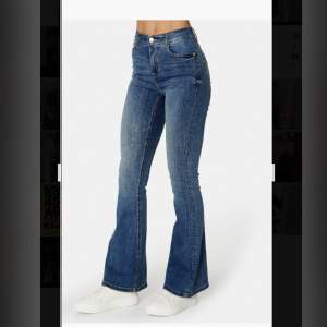 Säljer dessa jätte fina mid waist flared jeans som endast är använda en gång (vid provning) Köpta för 450kr säljer de för 350
