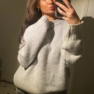 Grå stickad tröja - En mjuk och oversized tröja som är varm i storlek M 