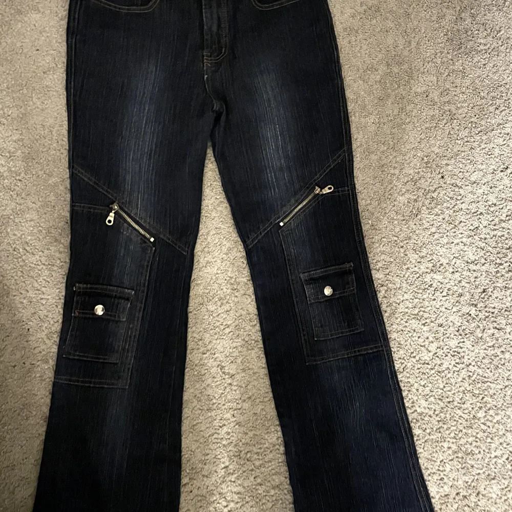 Mörkblå låga jeans med dragkedjor 💓. Jeans & Byxor.