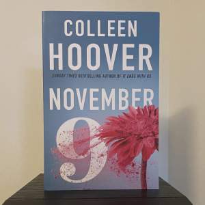 ”November 9” av Colleen Hoover. Känd på booktok! Oläst och därför som nyskick, inga defekter. 
