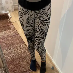 Ett par randiga leggings. Inte använt så mycket då dom är lite för stora för mig, funkar dock för de som fortfarande är S som mig men gillar sina leggings lite lösare. Dom är köpta på Stadium.