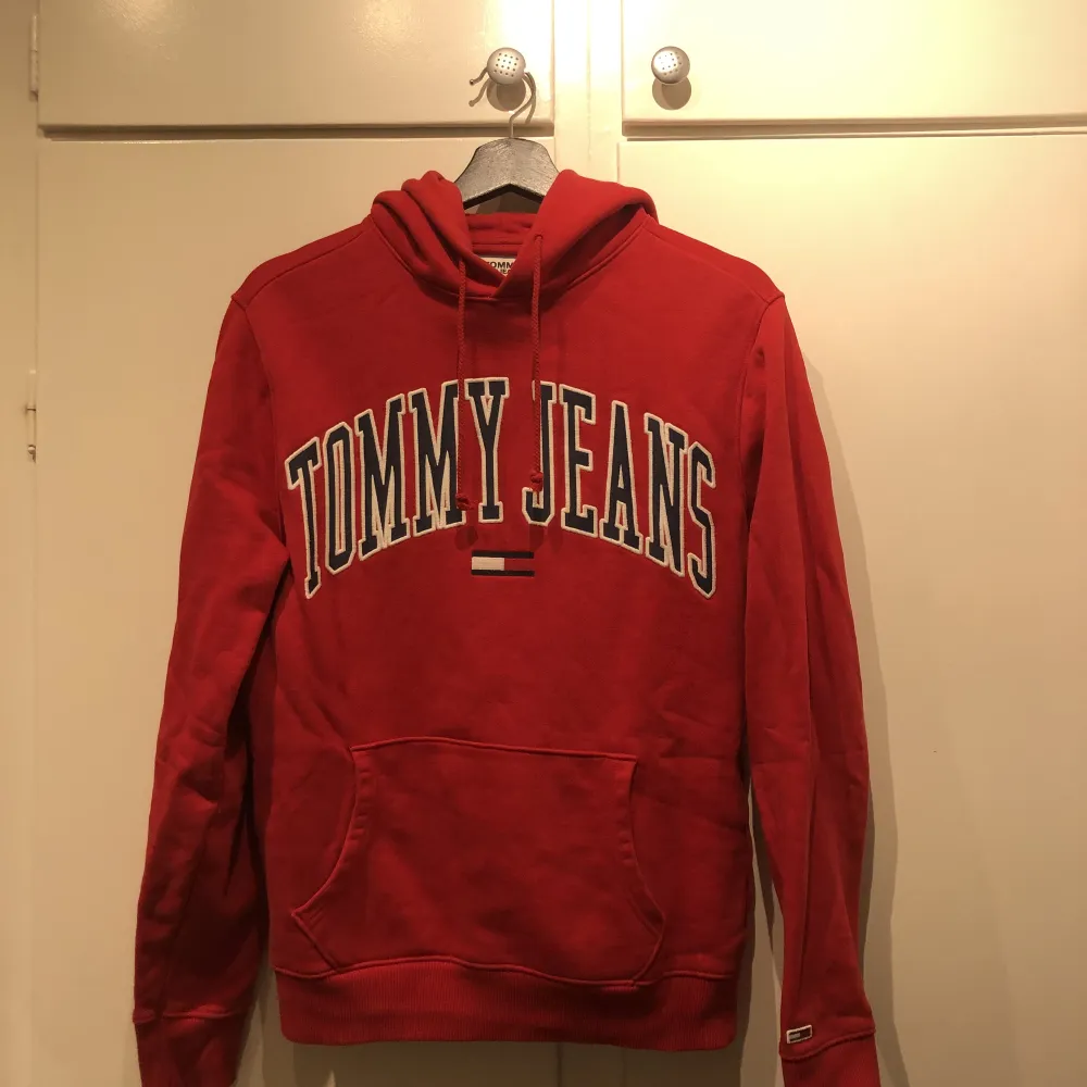 Tommy hilfiger hoodie, knappt använd, säljer pga att den ej passar. . Hoodies.