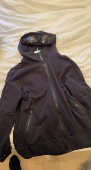Cp company Hoodie  - Fin cp company Hoodie i storlek medium men passar large oxå. Knappt använd 1-3 gånger bara 