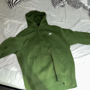 Nike - Nike huvtröja, Ny pris 650 kr säljer för 250 kr. Haft den i ett år och använt den väldigt lite.