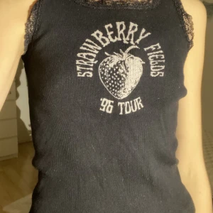 Graphic svart top 🖤  - Knappt använd top från brandy Melville, jätte skön och väldigt stretchig. Finns inte längre på BM’s hemsida🤍