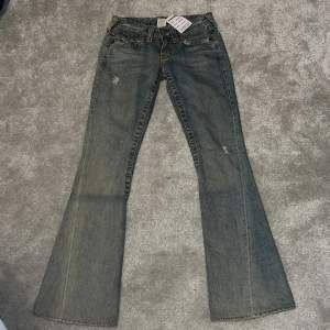 Aaassnygga lågmidjade true religion jeans! i storlek 26, motsvarar XS⭐️Lite vintage ljusblå färg, bootcut,oanvända⭐️Köpta i London för 100 pund (=1270 sek) Måste tyvärr sälja då dom är tighta på mig som har M:( skriv för fler bilder! IBL= 81 cm, midja 36 cm
