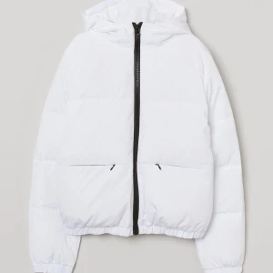 Vit puffer - säljer min vita puffer från hm. Är ca 157 cm och den sitter ganska oversized på mig😋Har några synliga fläckar längst ner på ärmarna.