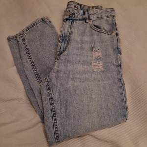 Jeans från NewYorker i fint skick säljes. Storlek M. Pris 50 kr. Köparen står för frakten.