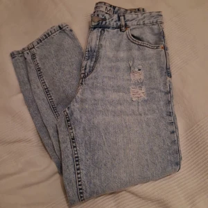 Jeans - Jeans från NewYorker i fint skick säljes. Storlek M. Pris 50 kr. Köparen står för frakten.