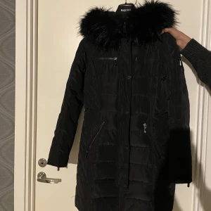 Rocco barocco - Jacka från Rocco barocco i storlek 36. Använd endast några gånger men säljer nu för den används aldrig.