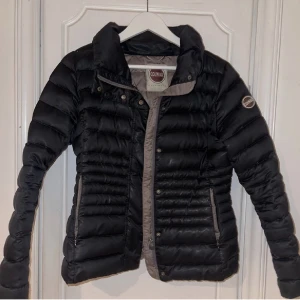 Colmar jacka! - Säljer nu min colmar jacka då jag söker något nytt! Fin jacka utan några fel alls, tyvärr ingen luva vilket är de enda negativa med den! litet hål under colmar märket men inget man märker av!