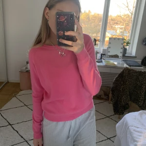 Cashmere tröja från zara - En jättecool Kashmir blend tröja ifrån zara som är i jätte fint skick och använd Endast 1 ggn🥰köpt för 1000kr och i så härlig färg