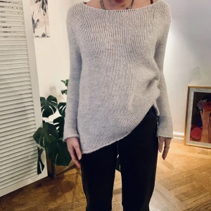 Stickad tröja från Zara - Stickad tröja från Zara. Jättefin men är lite nopprig vid ärmarna. Går att få bort.