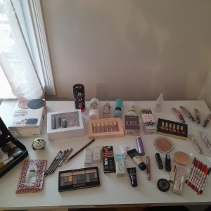 Stor skönhetsförsäljning  - Allting är nytt oöppnad  Priser från 10 kr st till 200-250 kr Frakt till kommer Är inte intresserad av byten