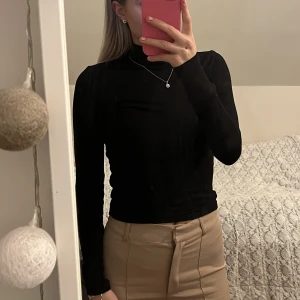 Svart polo tröja GinaTricot - En enkel svart polo tröja. Storlek S. Orginallpris 199kr. Nypris 80kr. Köparen står för frakten 