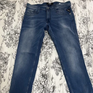 Replay jeans strl 33 (ALDRIG ANVÄND) - Replay jeans storlek 33, har aldrig använt den då jag fick den i present och den passade ej mig! Jag står för frakten med kvitto och spårningsnummer! Inga returer!