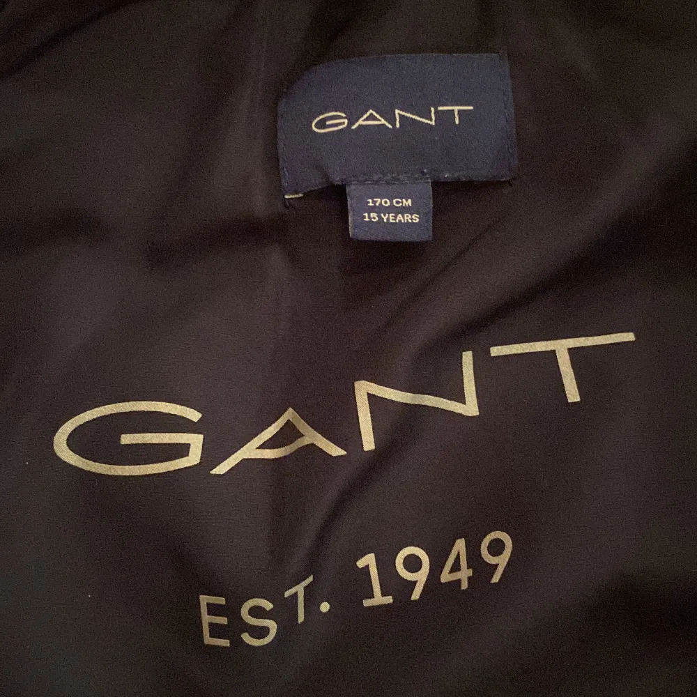 Jag säljer nu min gamla Gant jacka. Den är i fint skick anledningen att jag säljer den är för att jag helt änkefru vuxit ur den. Den är i storlek 15år eller 170cm.. Jackor.