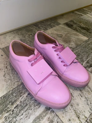 Acne skor - Storlek i 37, knappt använda.   Pris kan diskuteras. 